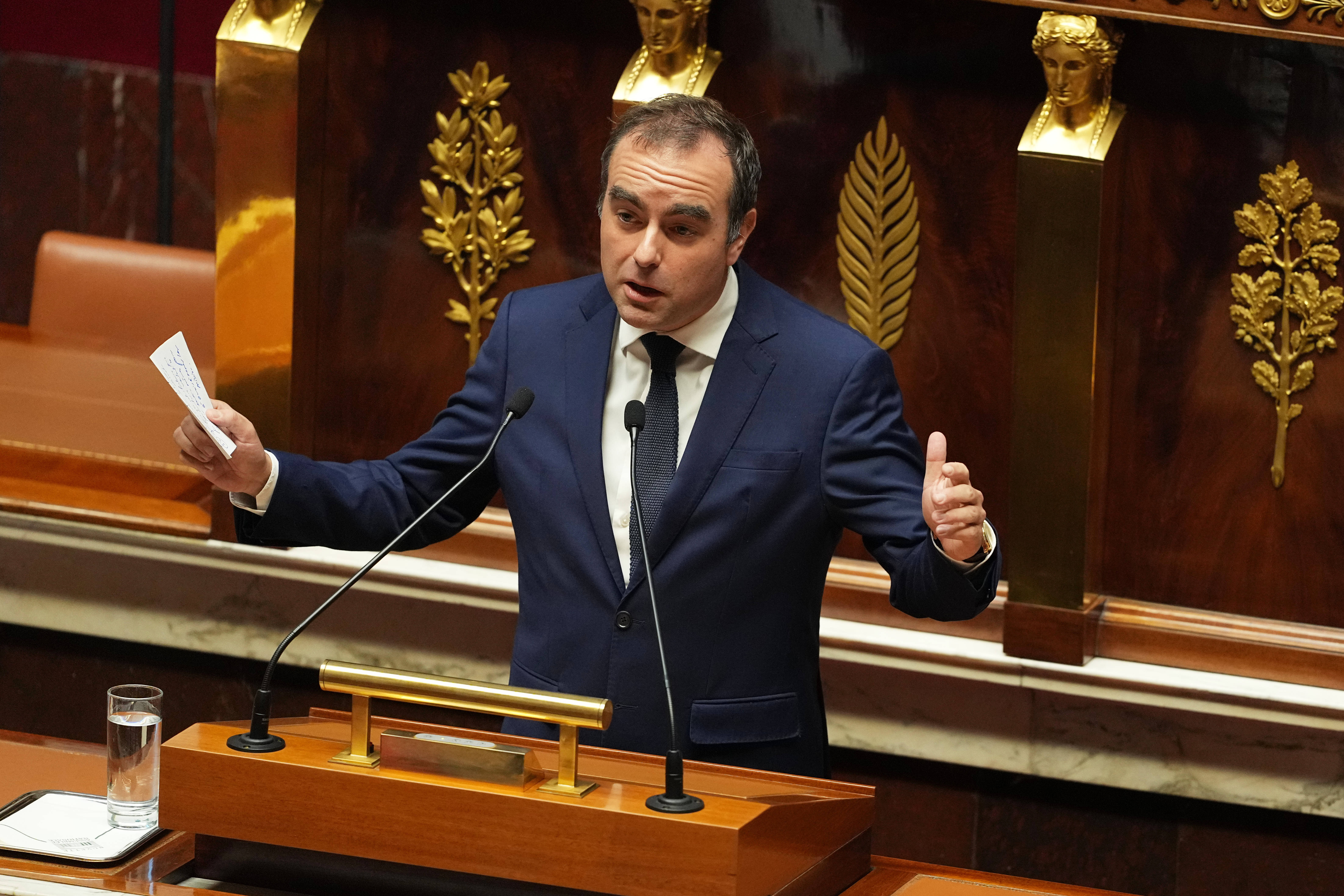 En « sursis », Sébastien Lecornu survit à ses premières motions de censure