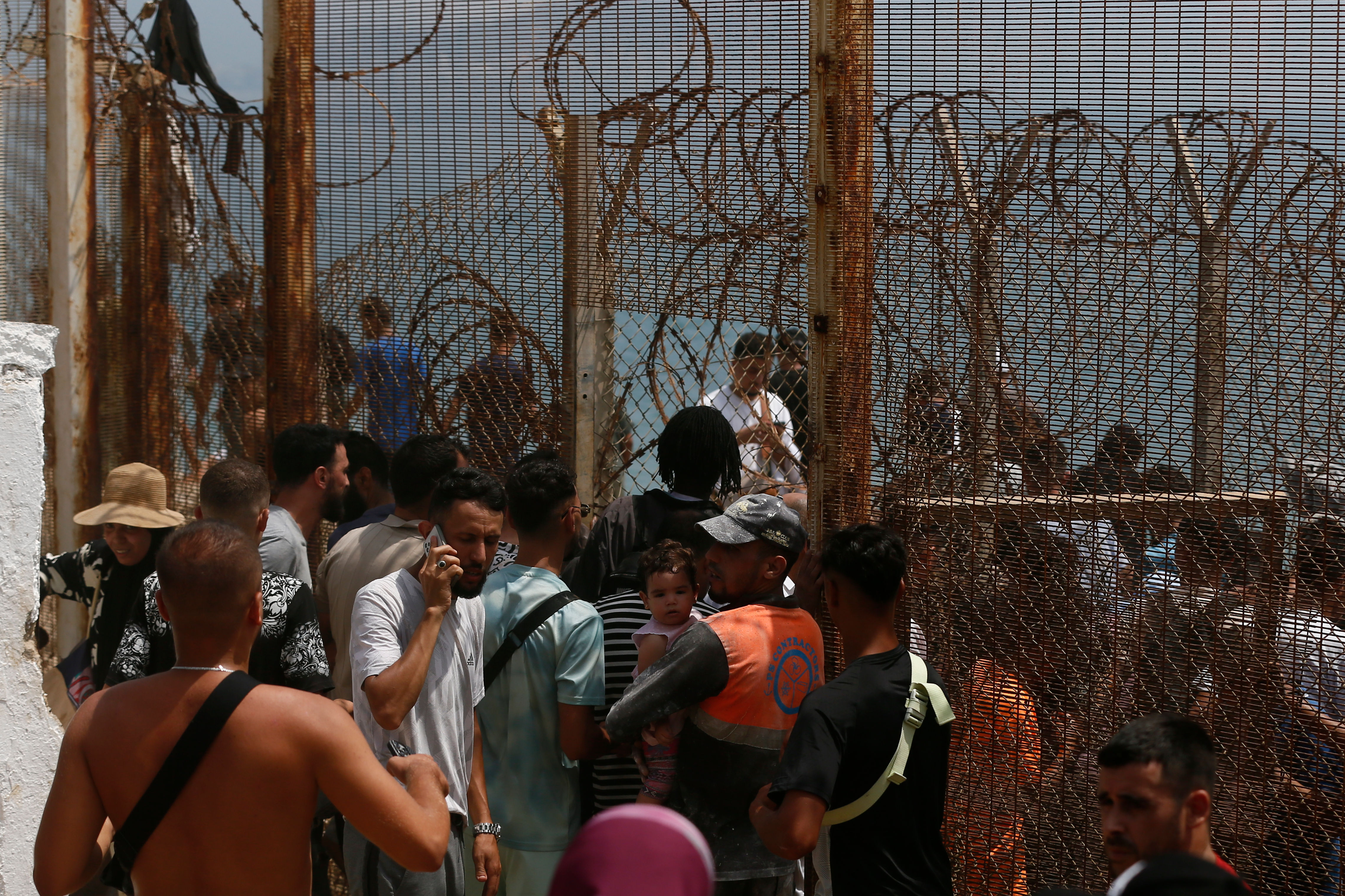 « Mafias marocaines », 60 000 migrants, 34 morts : que se passe-t-il dans l'enclave espagnole de Ceuta ?