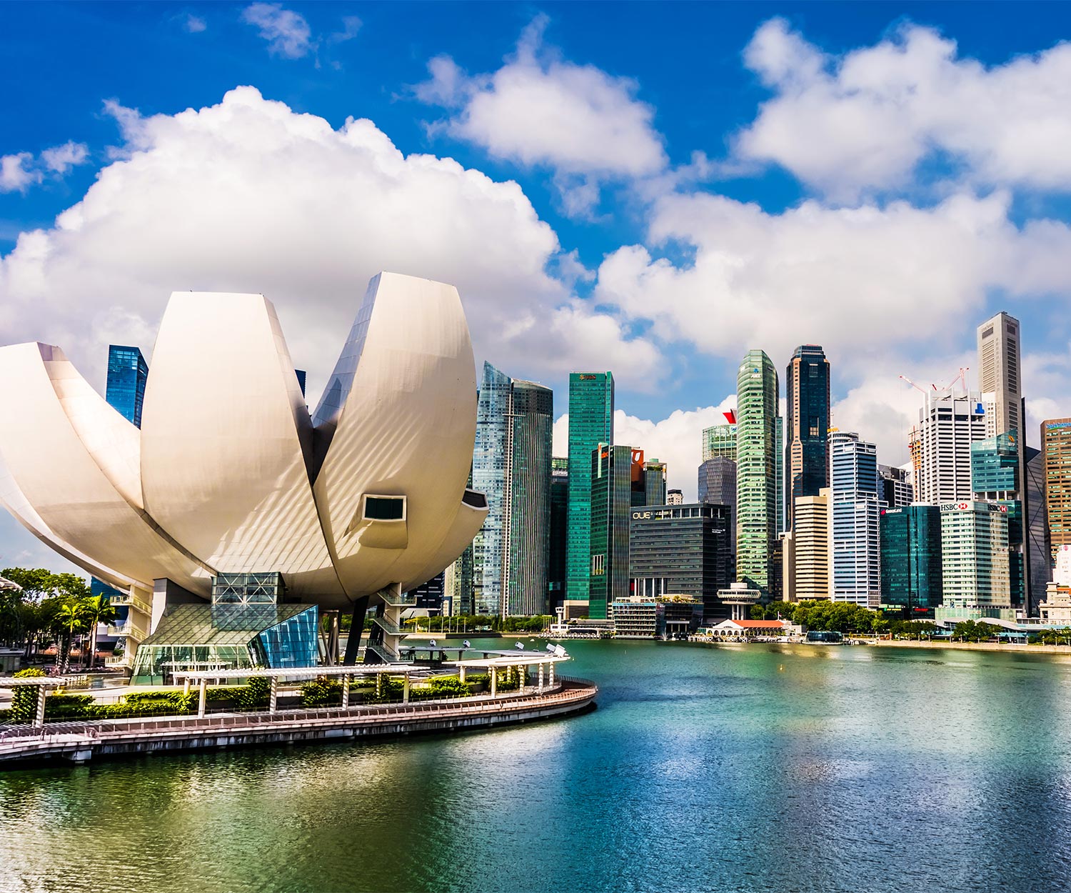 https://beymedias.brightspotcdn.com/1c/d2/f86b96c9adccc7f82f57501e29f7/singapour-quartier-daffaires-adobestock-427026029-editorial-use-only.jpg