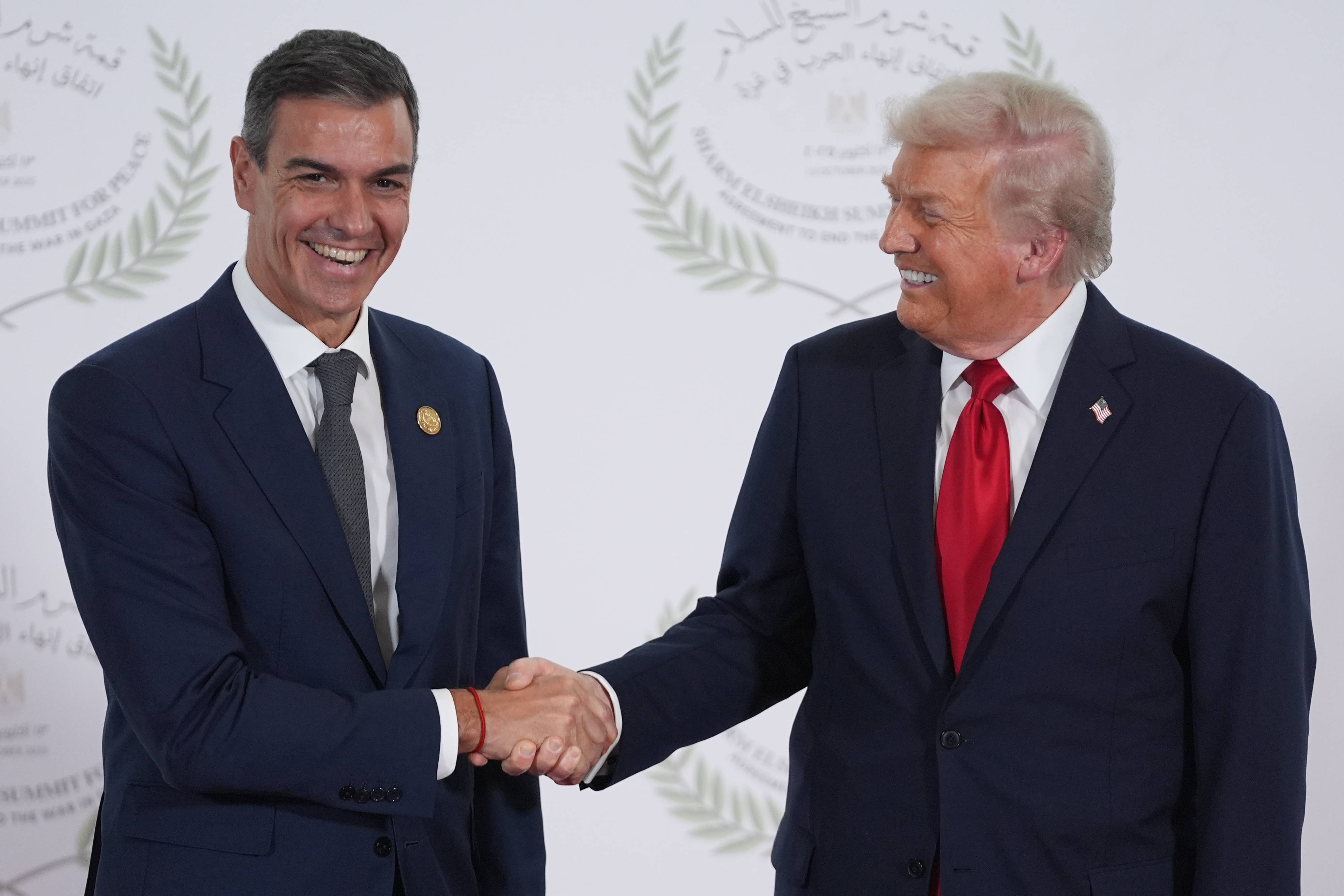 « Nous avons parlé foot et golf » : après la colère de Donald Trump contre l’Espagne, Pedro Sánchez calme le jeu