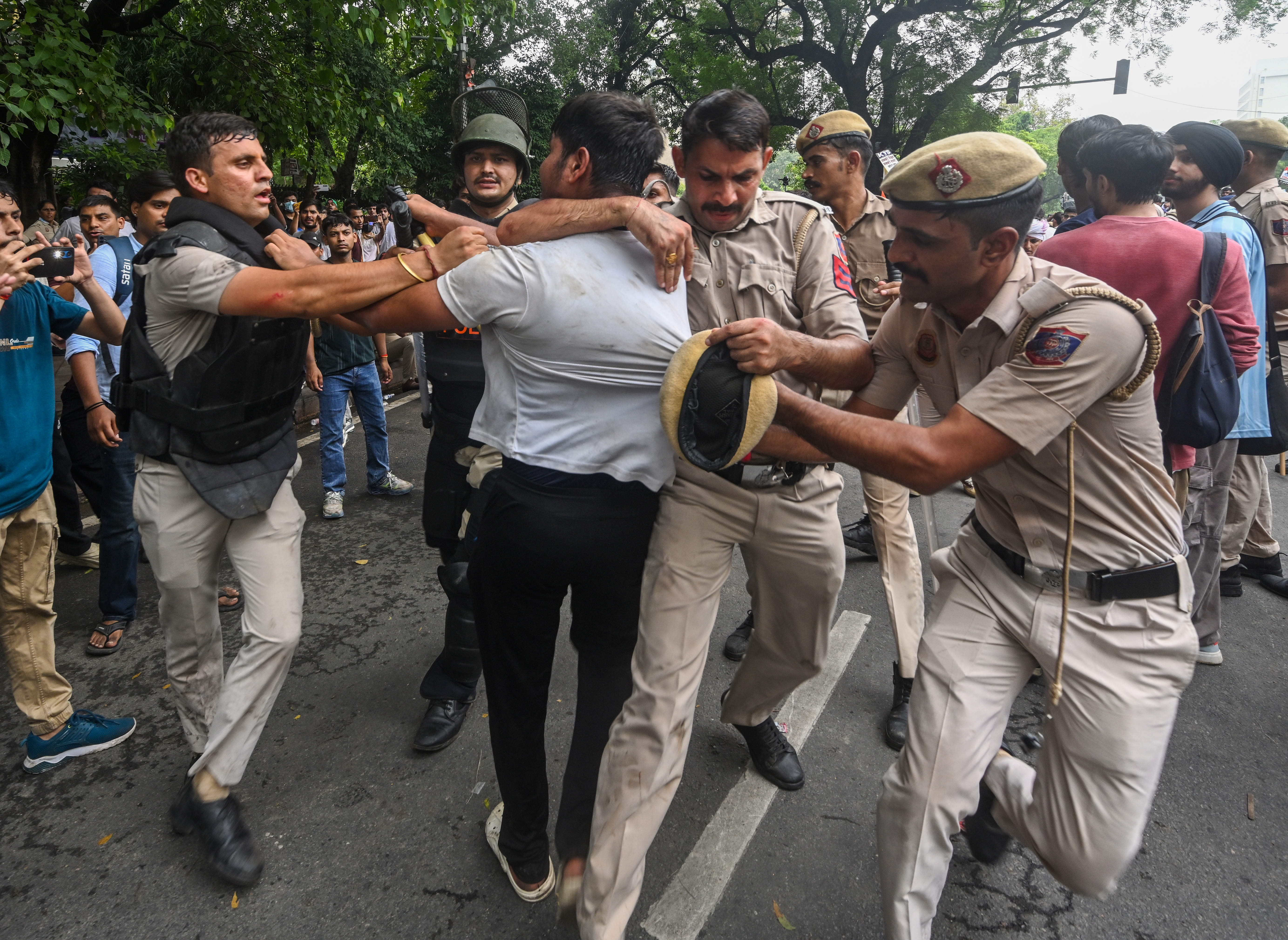 En Inde, le gouvernement sort les matraques pour écraser les « cafards »