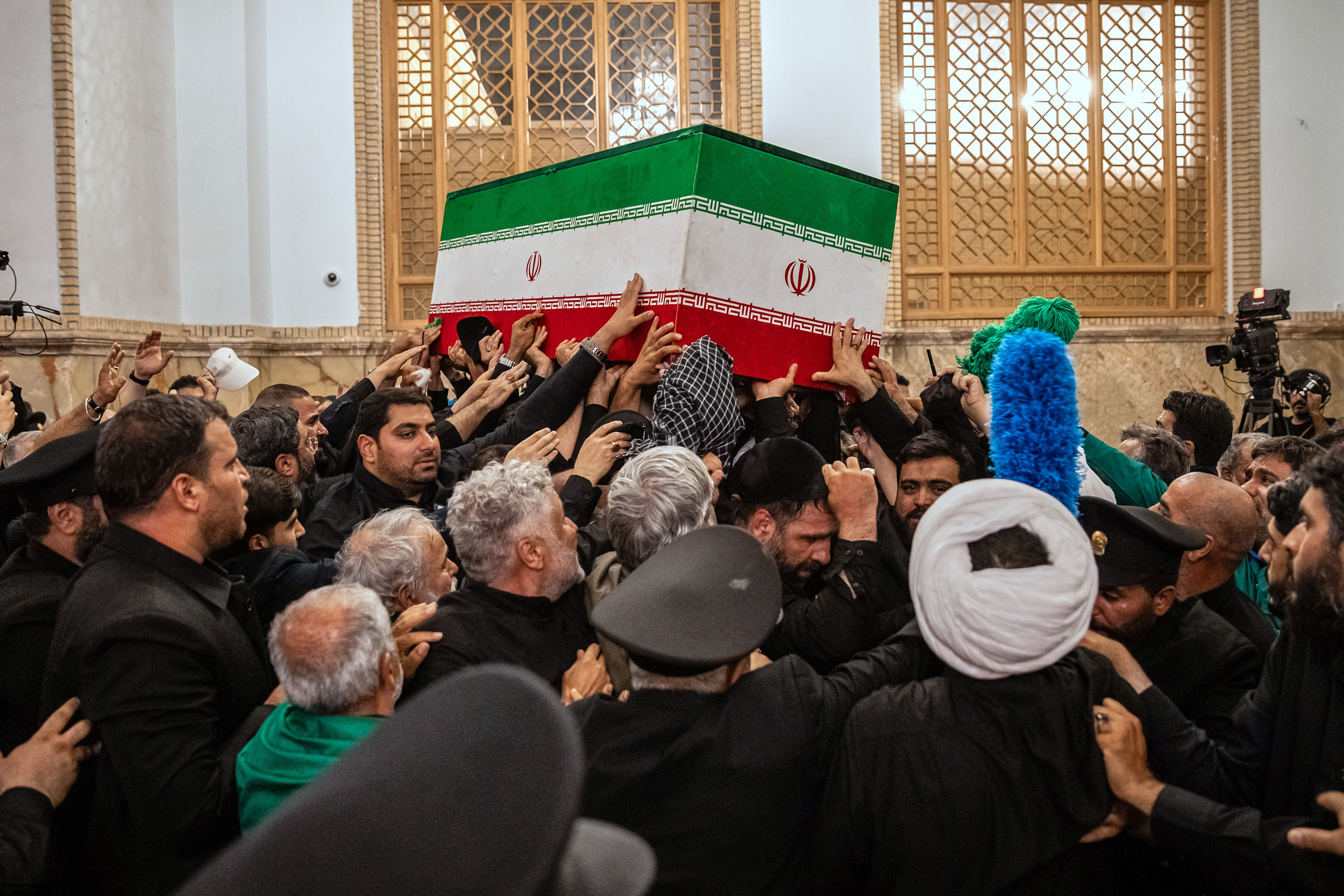 « C’est avant tout une mise en scène du régime iranien » : ce que cachent les impressionnantes funérailles d'Ali Khamenei