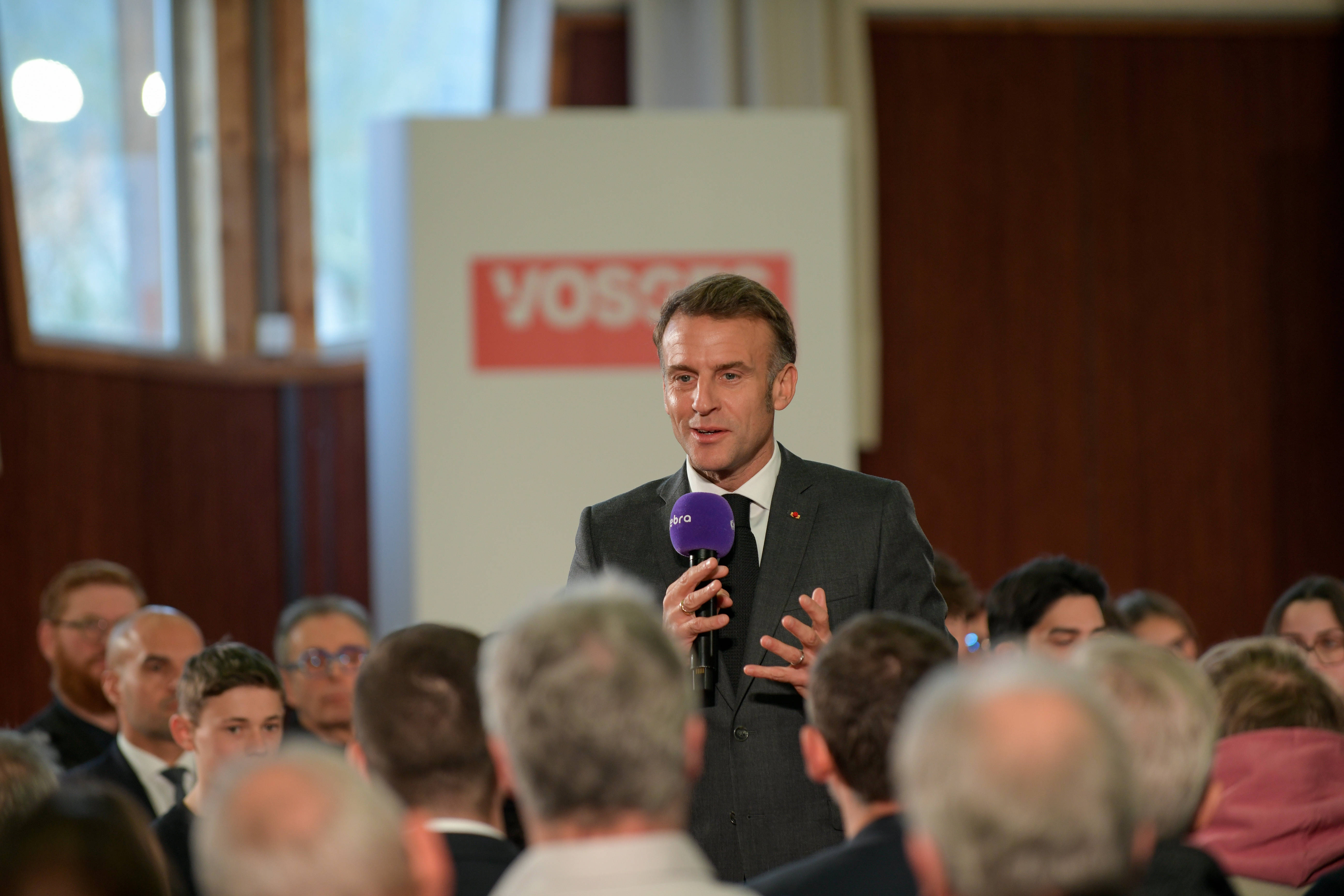 Réseaux sociaux, téléphones portables au lycée, fake news... Macron détaille son arsenal