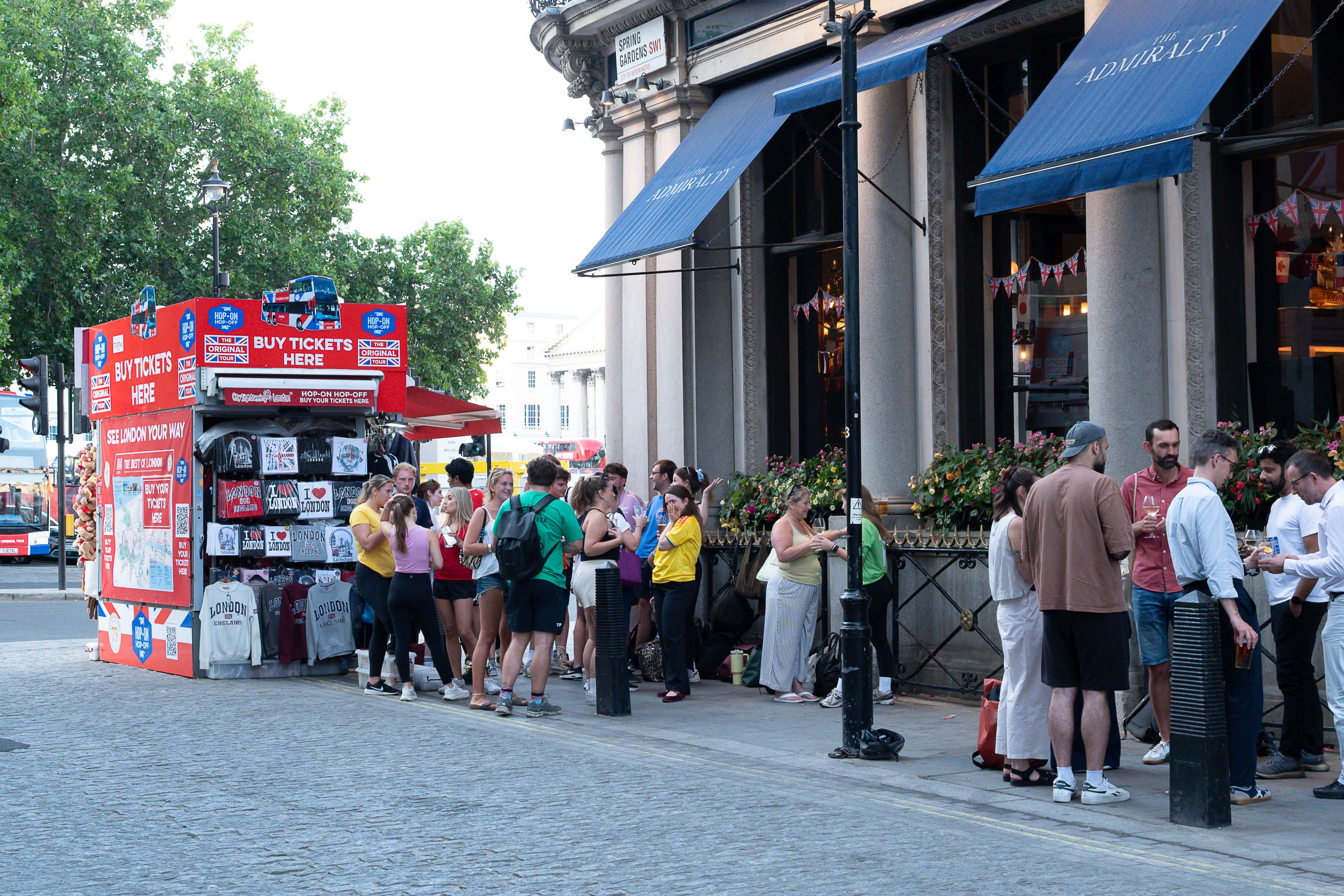 A Londres, l'interdiction de boire sur le trottoir révolte les habitués des pubs