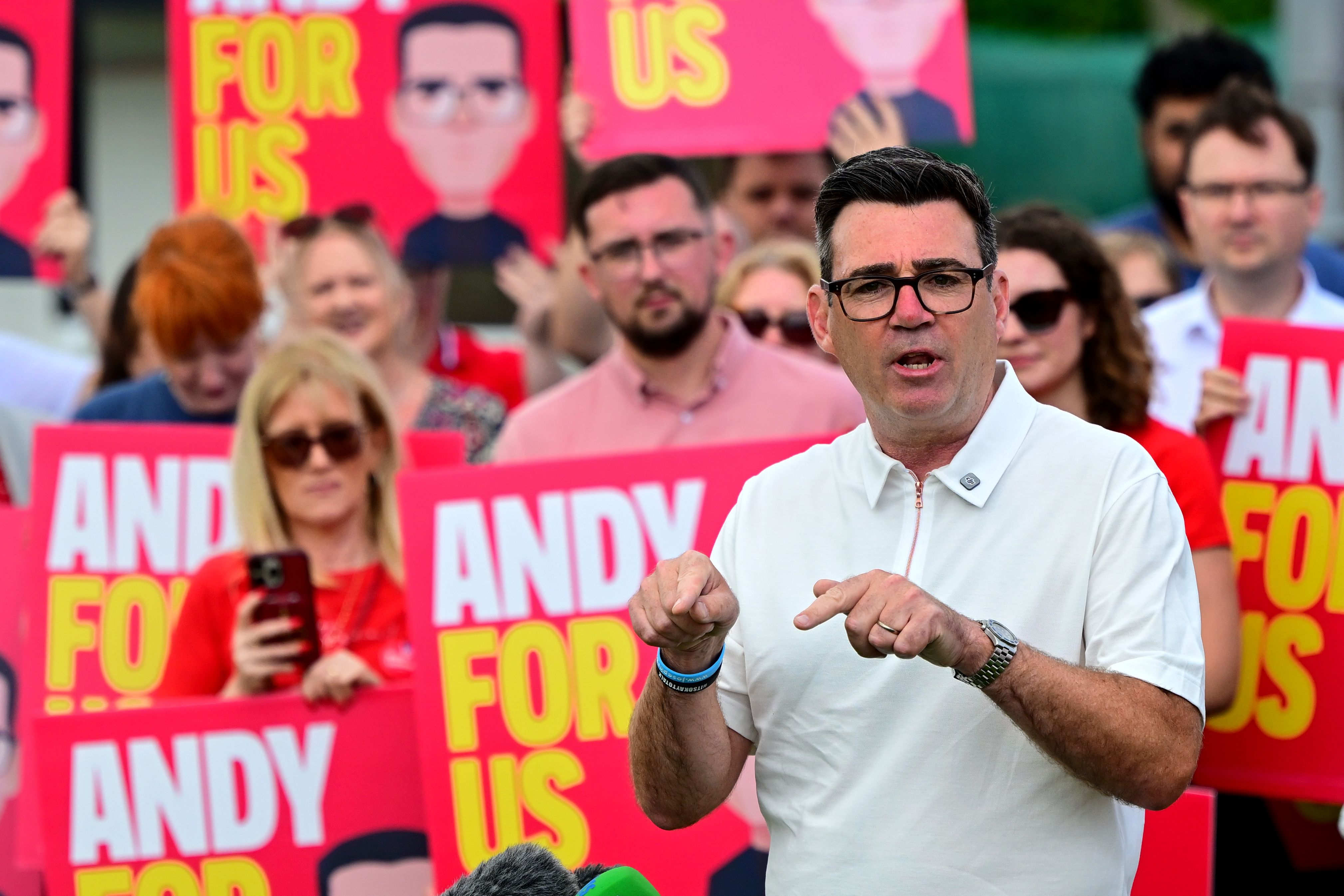 Au Royaume-Uni, Andy Burnham devient le chef du Labour et déroule son programme