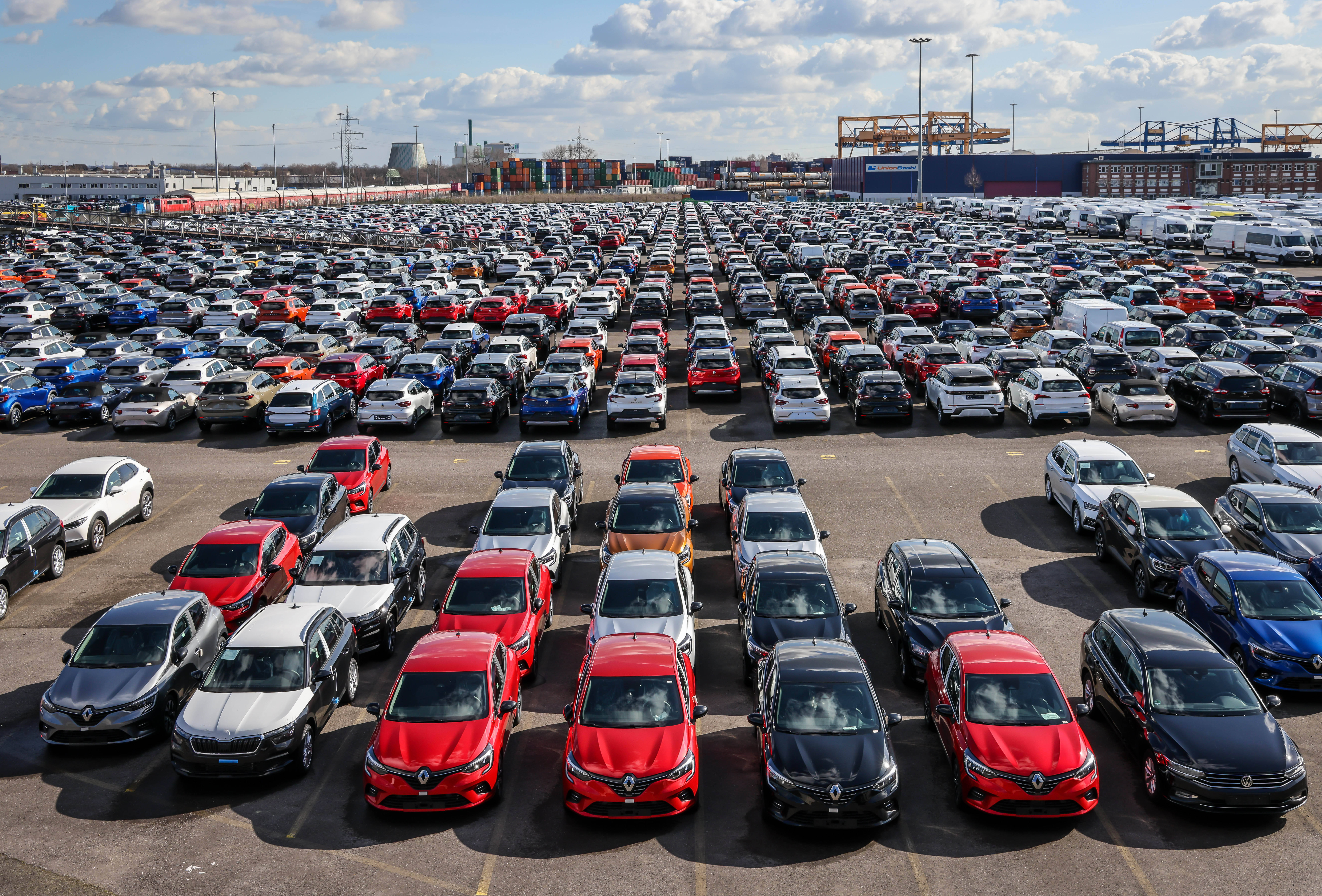 Automobile : comment les constructeurs tentent de gérer les surcapacités de production en Europe