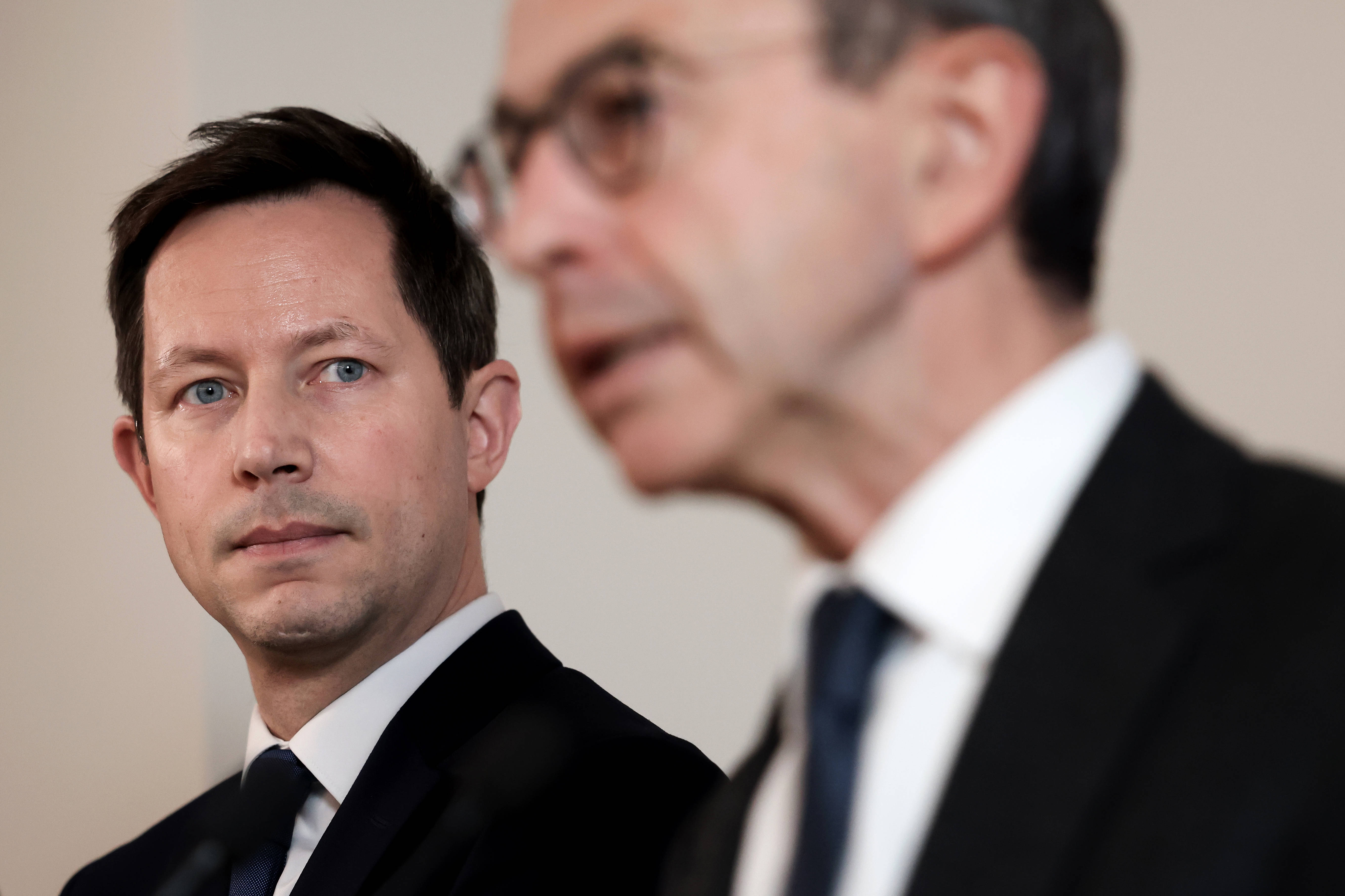 Immigration : le coup de Bellamy met Attal et Philippe sous pression