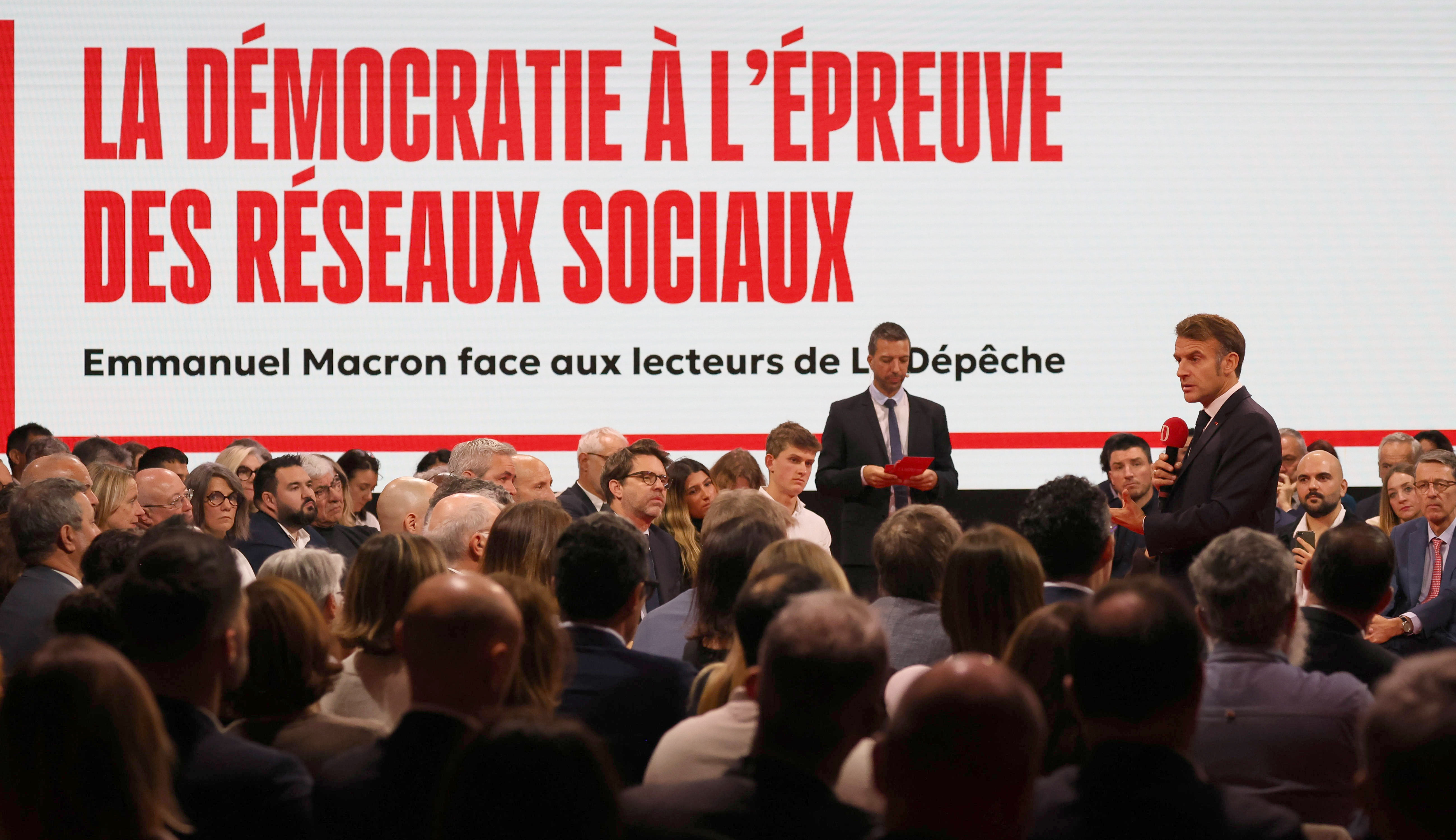 Une nouvelle fois, Emmanuel Macron saborde son combat pour réguler les réseaux sociaux