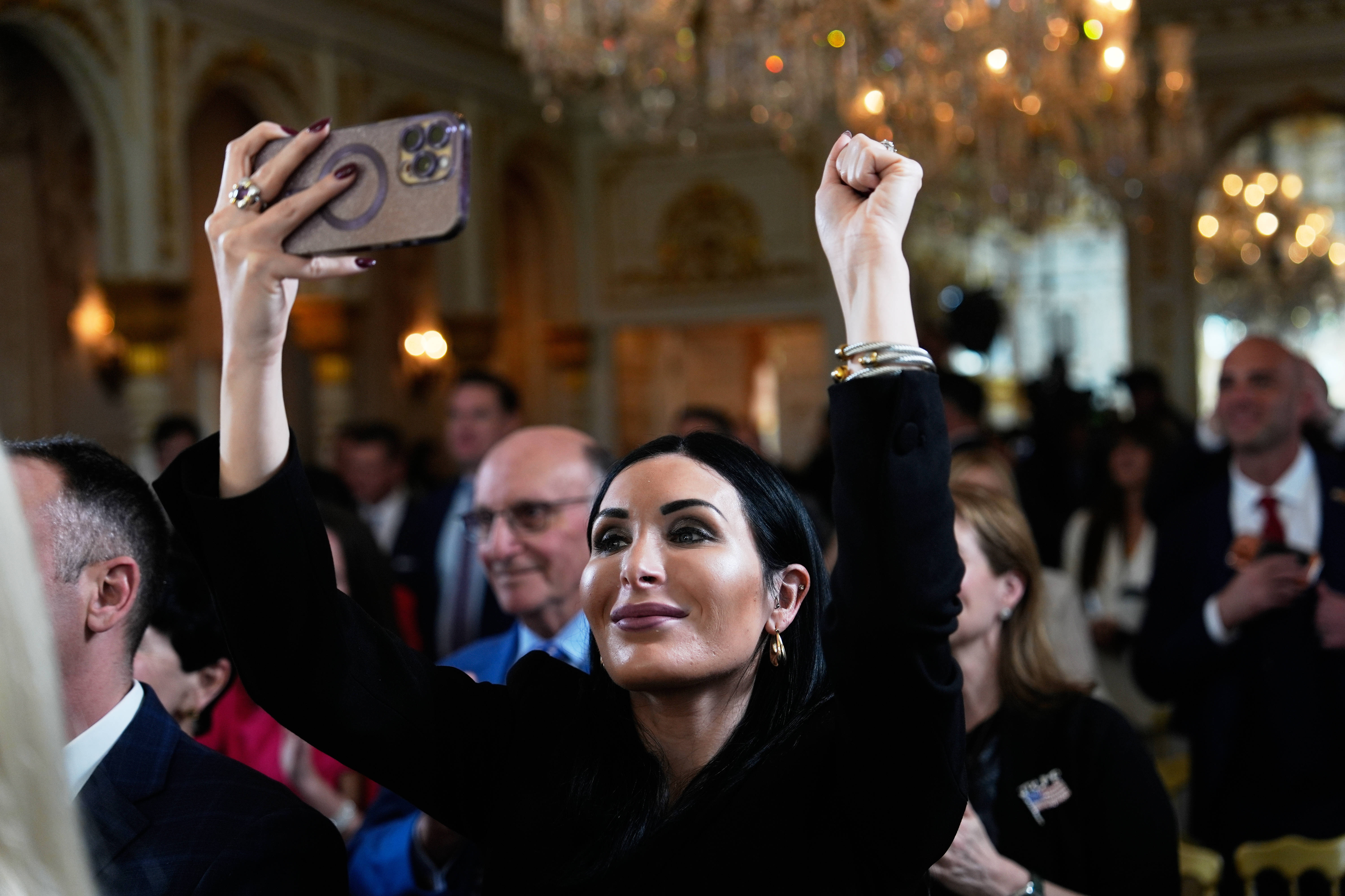 Qui est Laura Loomer, influenceuse proche de Donald Trump, qui a interviewé Volodymyr Zelensky ?