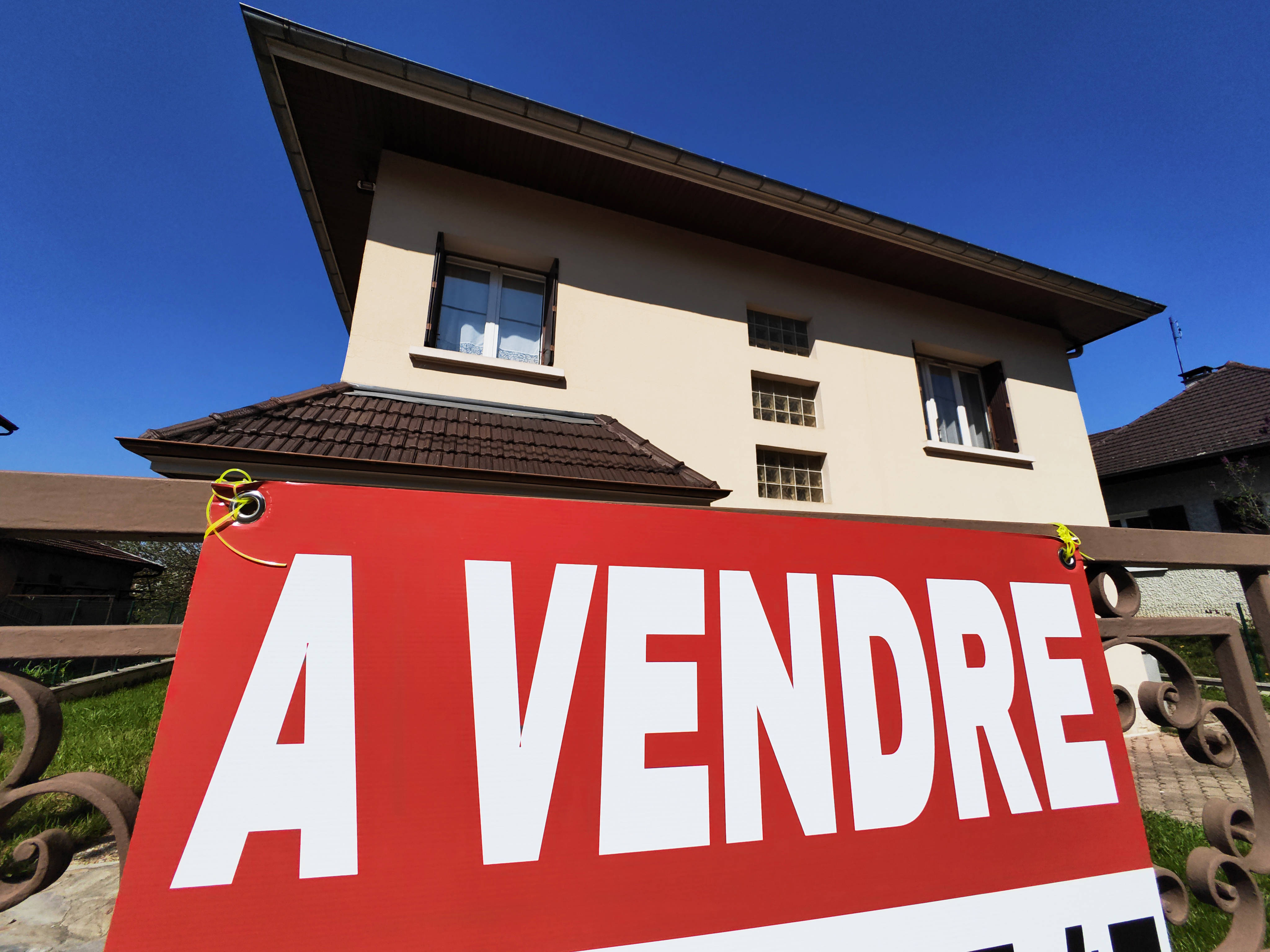 La baisse des ventes immobilières et la guerre au Moyen-Orient vont affecter les collectivités en 2026