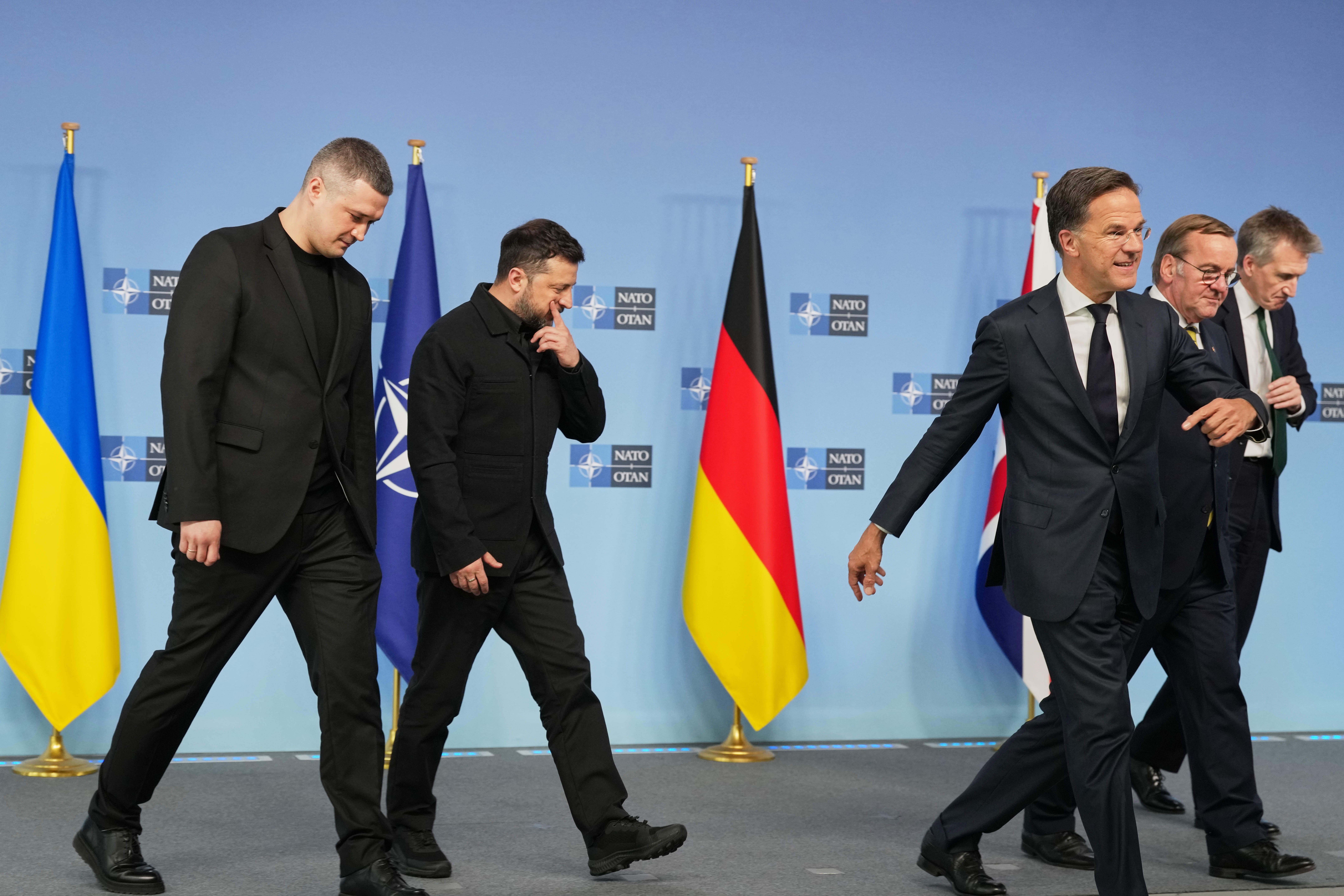 En limogeant son ministre de la Défense, Volodymyr Zelensky joue avec le feu