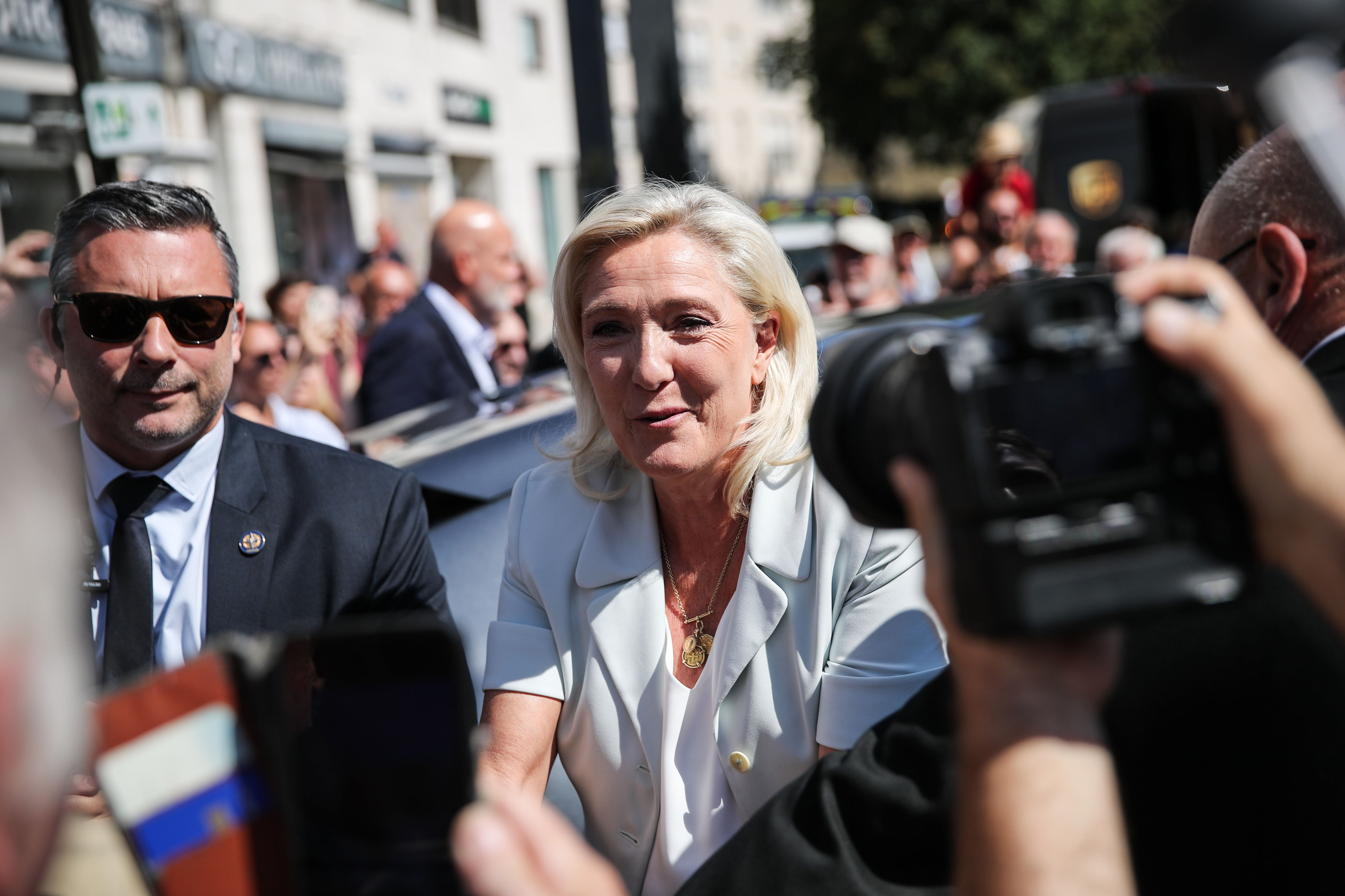La domination de Marine Le Pen se confirme, ses concurrents s'éparpillent