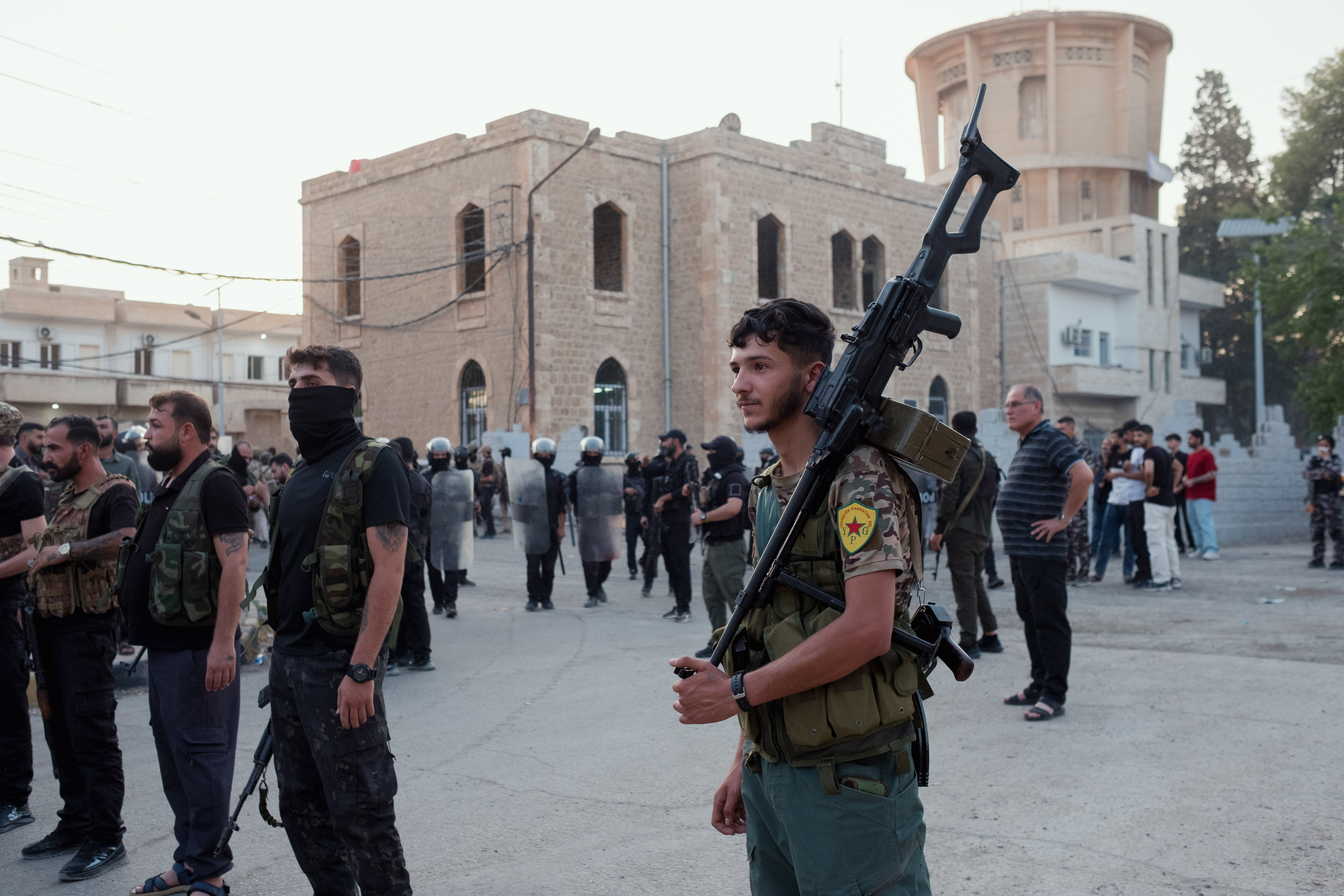En Syrie, l'improbable intégration des milices kurdes à l'armée « achevée »