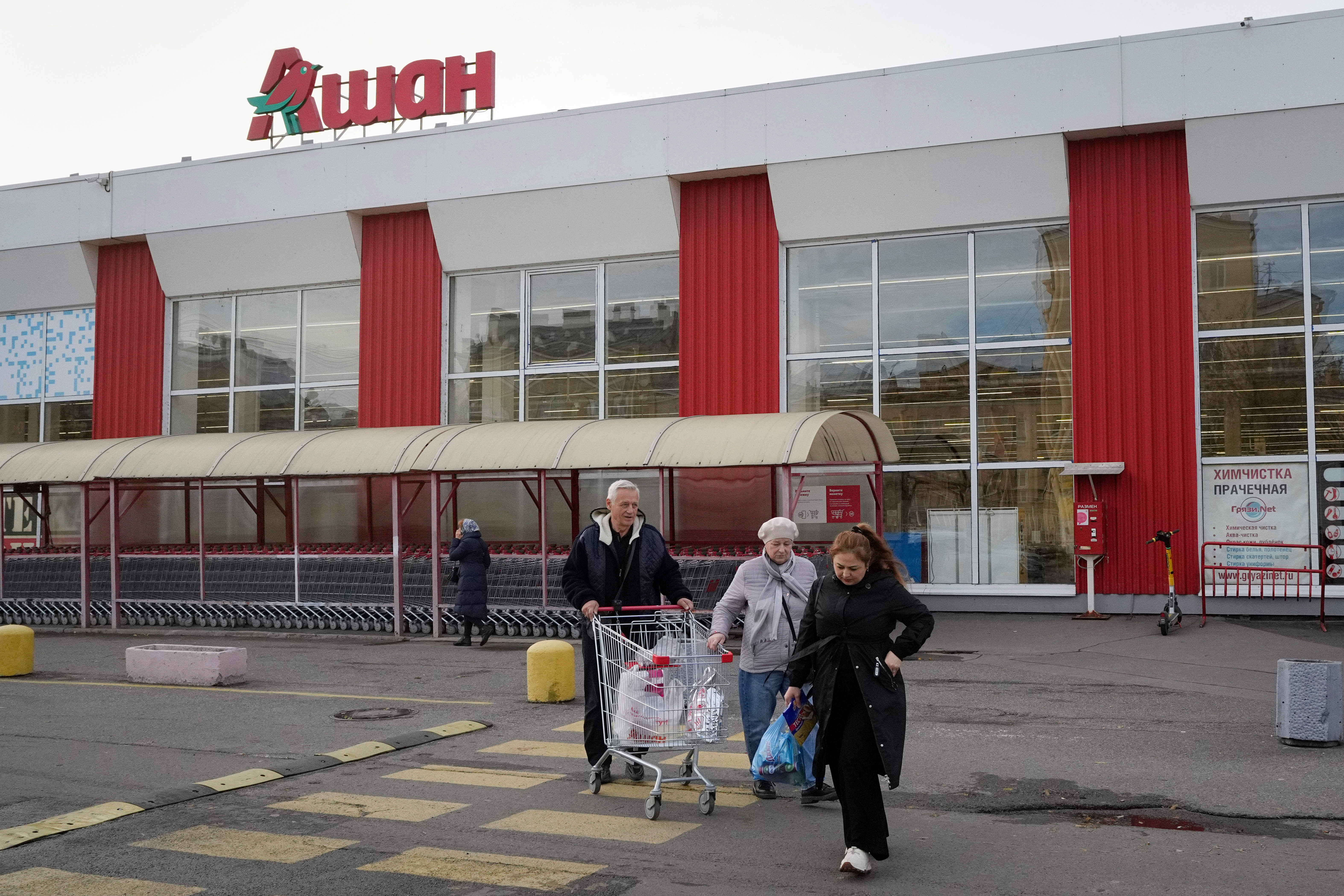 Un « acte hostile » : pourquoi Vladimir Poutine a fait main basse sur Auchan et Leroy Merlin en Russie