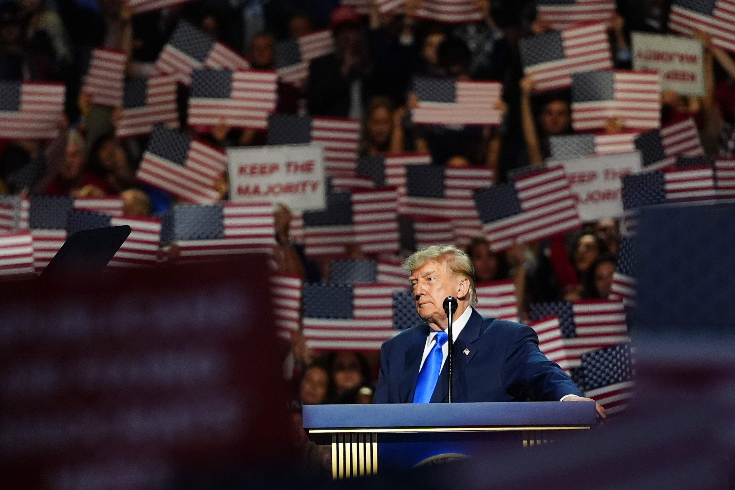 Pourquoi Donald Trump promet-il 5 000 dollars à chaque électeur américain avant les midterms ?