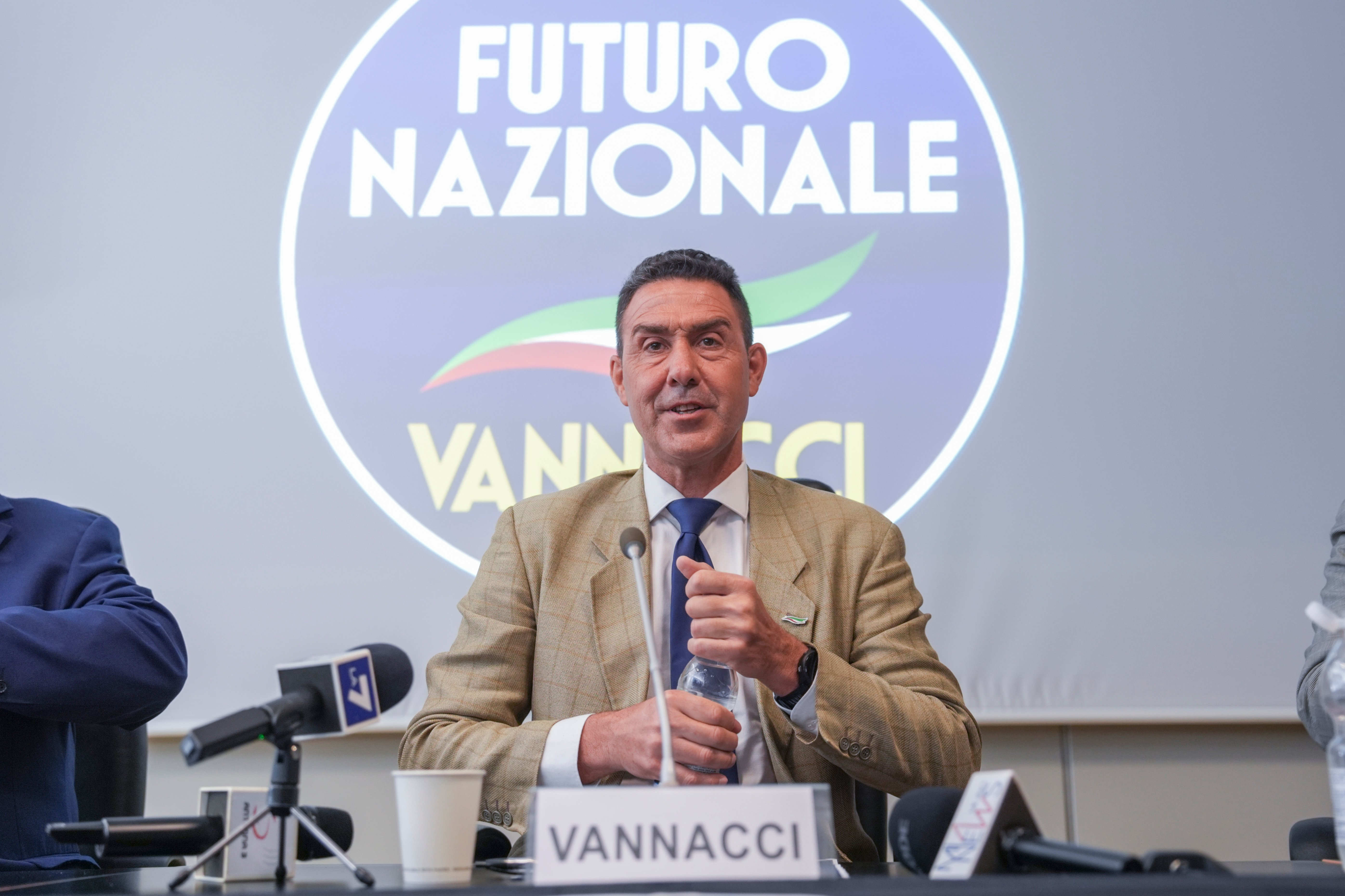 Roberto Vannacci, le caillou dans la chaussure (de droite) de Giorgia Meloni