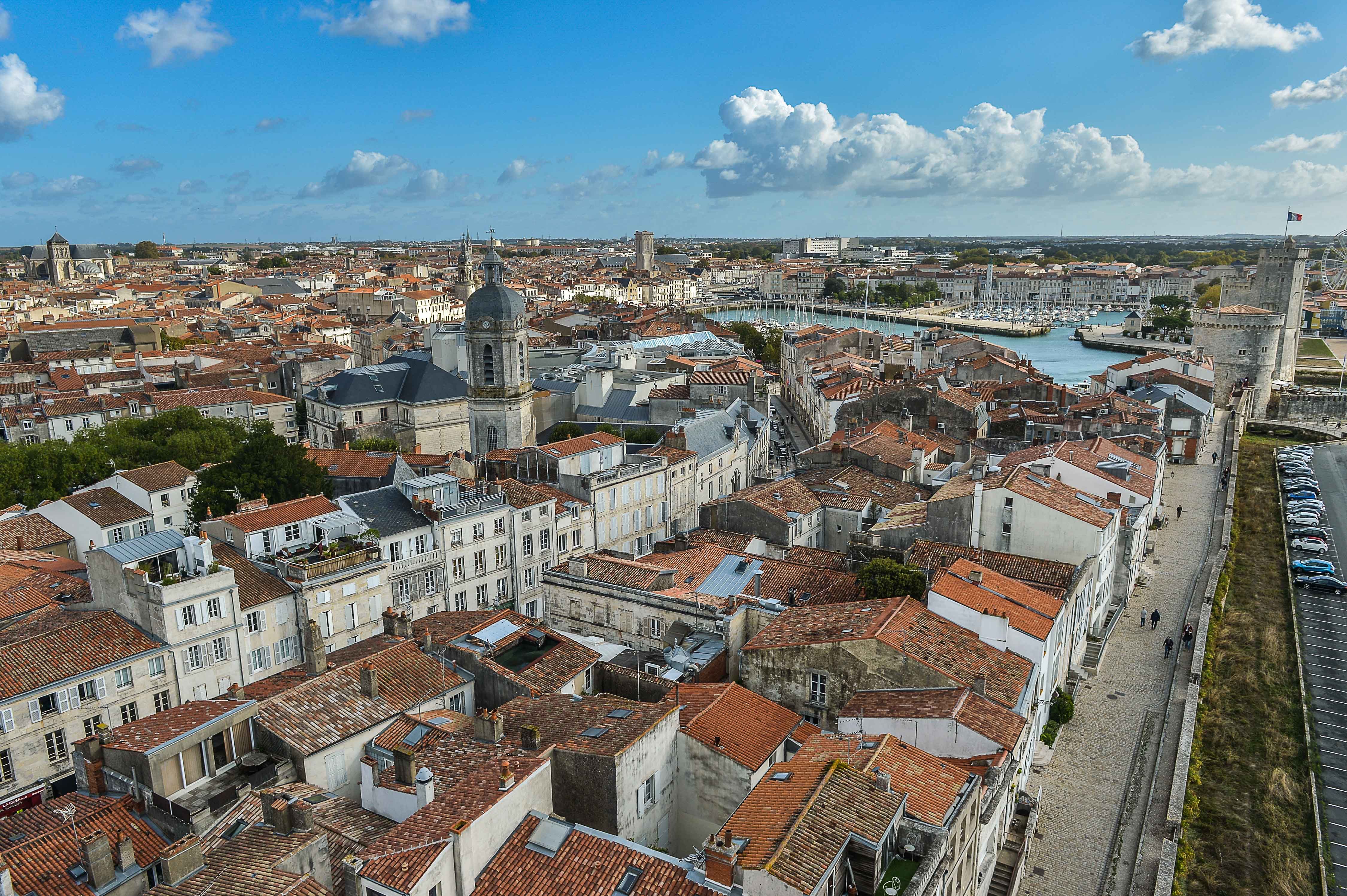 Logement : les maires des villes touristiques pas si opposés que ça aux Airbnb