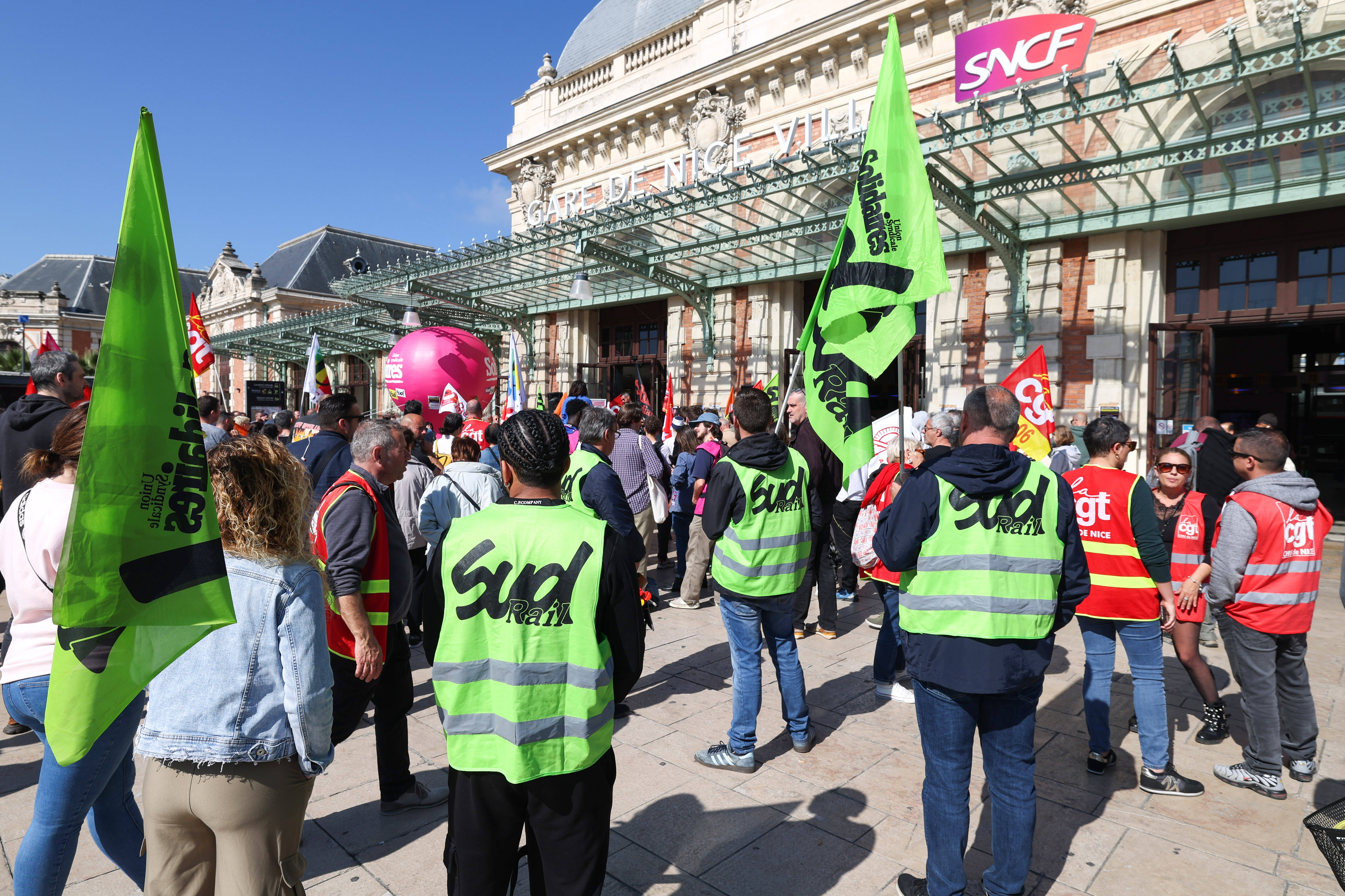 A la veille d'une grande grève, la SNCF défend la 