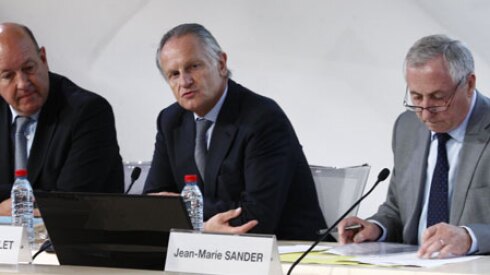 Michel Mathieu, directeur financier, Jean Paul Chifflet, directeur general et Jean Marie Sander, président du conseil d'administration, le 25 août 2011. Photo: Ludovic REA