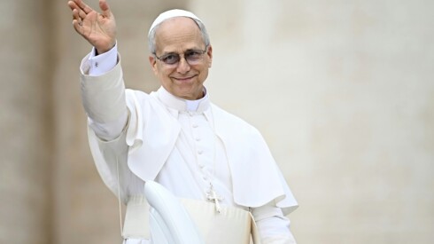 Le pape Léon XIV salue la foule au Vatican le 21 mai 2025
