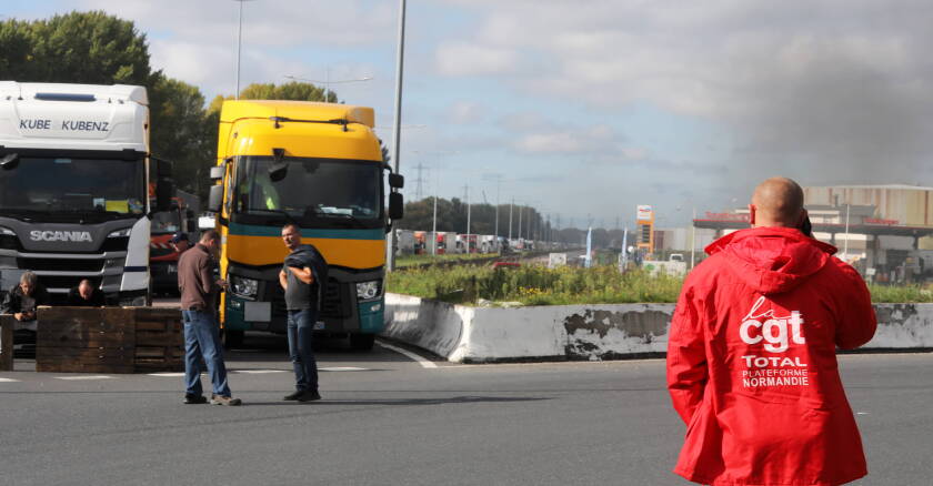 Gonfreville l Orcher Greve nationale: blocage du rond point Total par la CGT