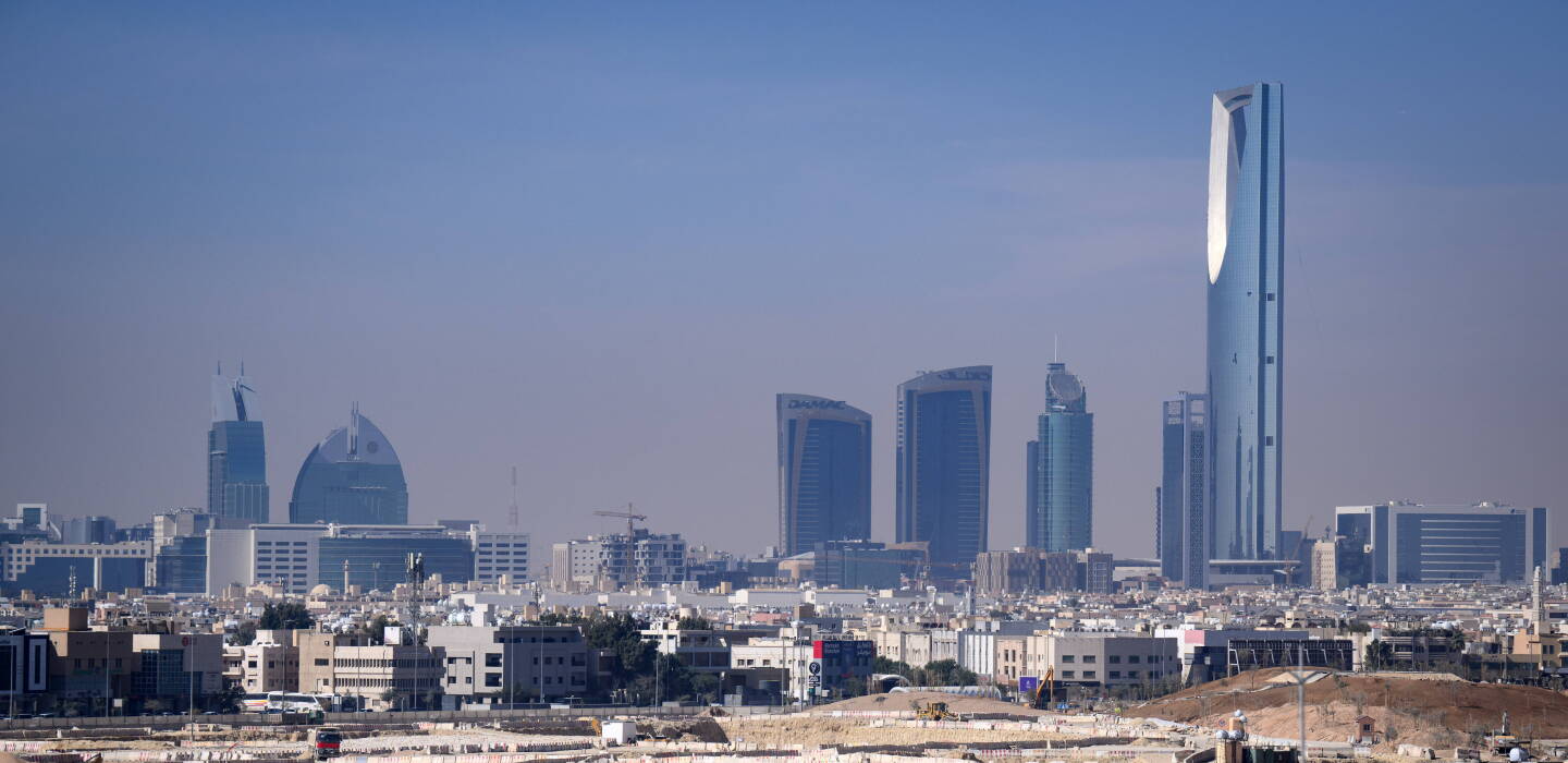 Arabie saoudite : des flammes et de la fumée noire visibles près de l'aéroport de Riyad
