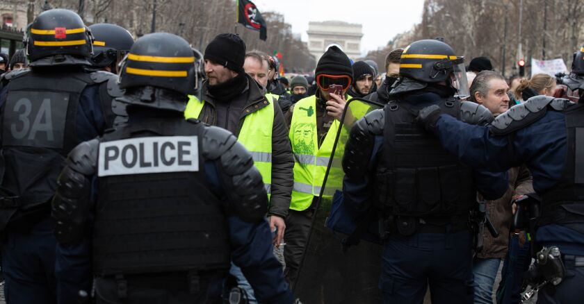 gilets-jaunes-police-sipa.jpg