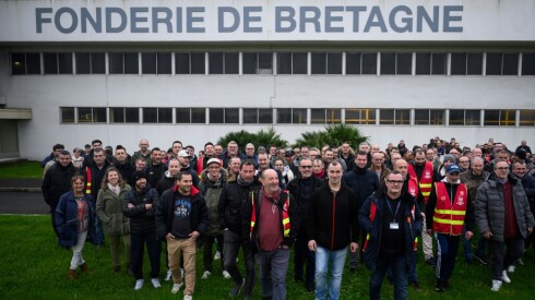 Des salariés et des syndicalistes de la CGT de la "Fonderie de Bretagne" devant l'usine de Caudan, le 18 décembre 2024 dans le Morbihan
