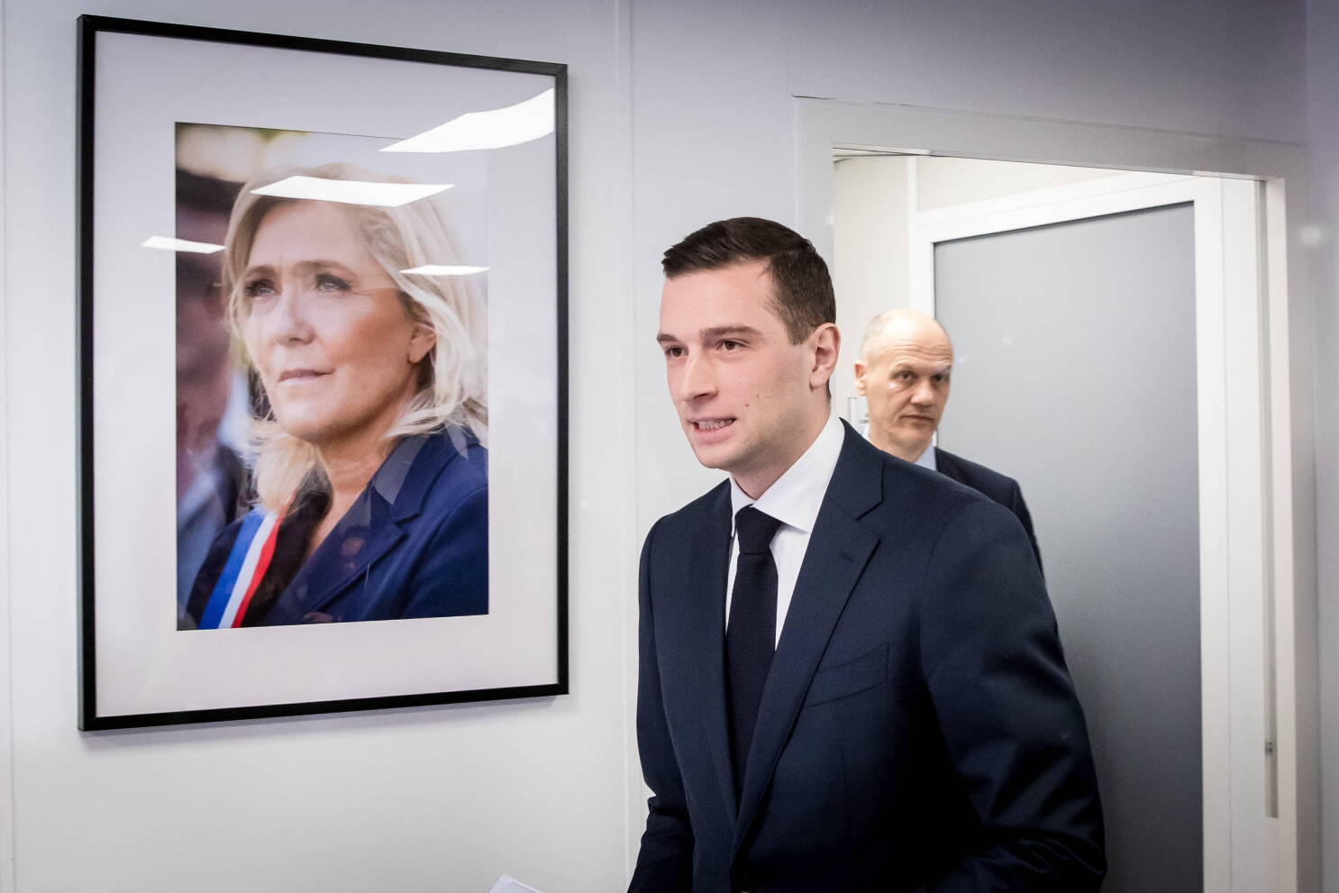 Macron bousculé par les crises, Le Pen et Bardella à l'offensive - l'Opinion