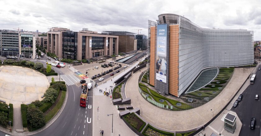 La Commission européenne.