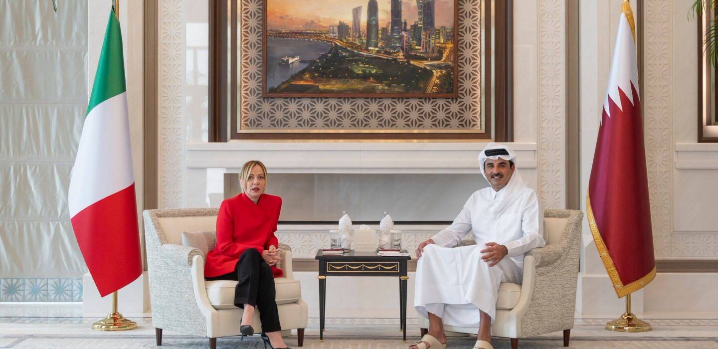 Η Giorgia Meloni δραστηριοποιείται στη διεθνή αγορά για να ξαναρχίσει τη δράση της από την κυβέρνηση