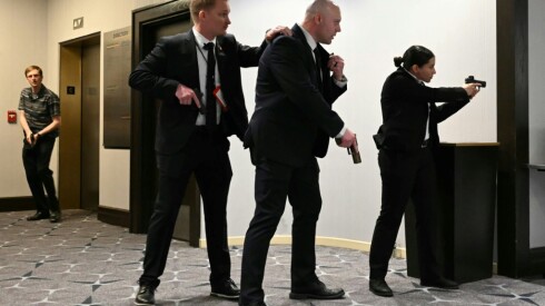 Des agents sont arme au poing après que des détonations ont été entendues au dîner des correspondants de la Maison Blanche, à l'hôtel Washington Hilton, le 25 avril 2026 à Washington