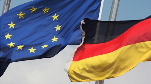 Le drapeau européen et allemand côte à côte. Photo: Bloomberg