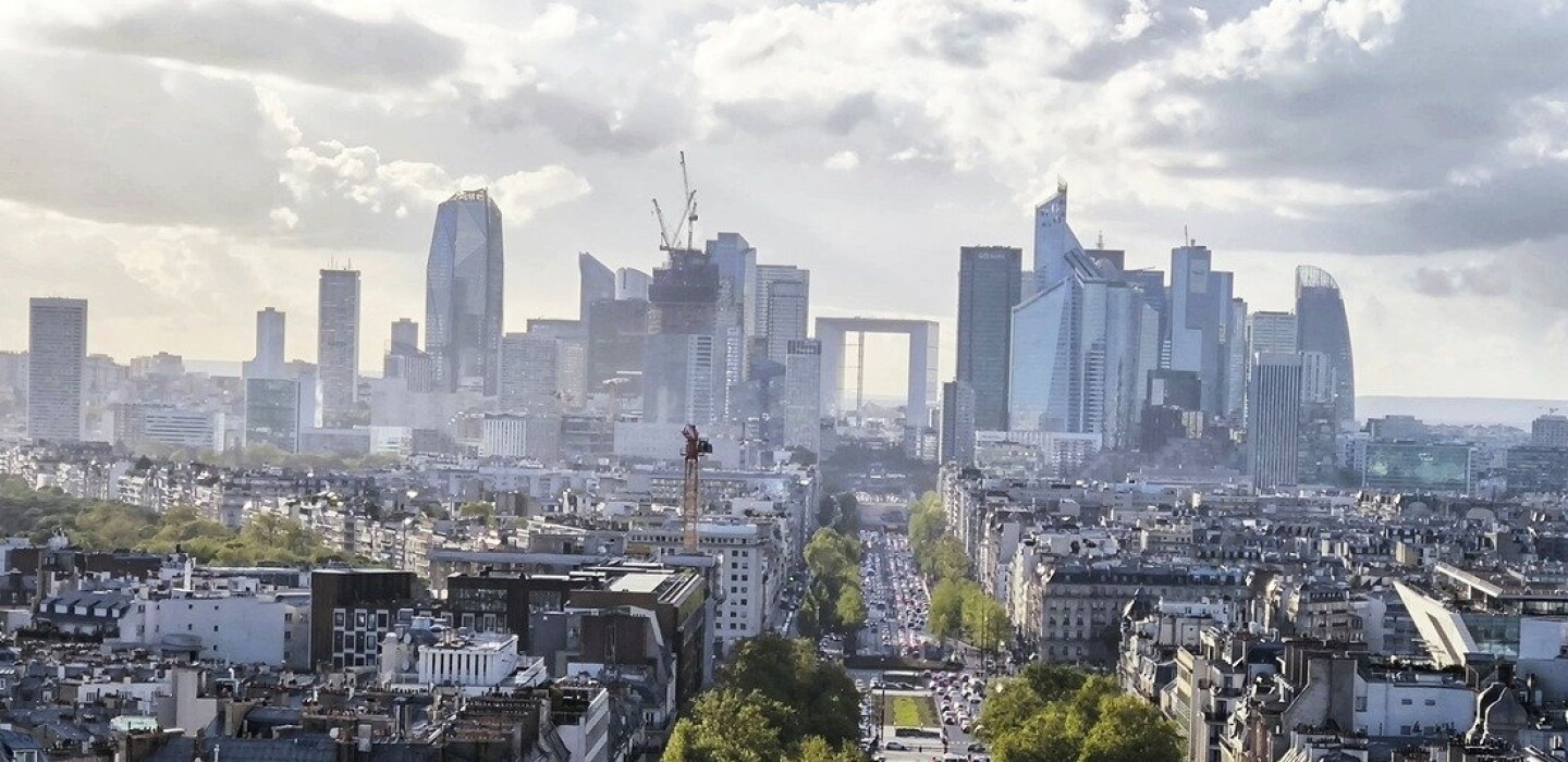 La Défense ou l’injonction contradictoire