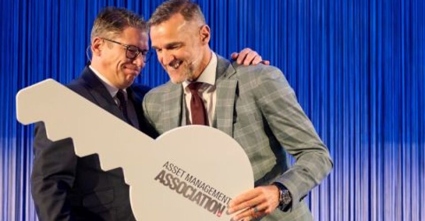 Iwan Deplazes remet symboliquement une clé à son successeur André Müller-Wegner lors de l’Asset Management Day à Berne le 12 juin 2026