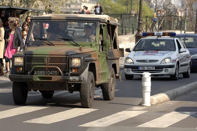 patrouille-umip-unite-mobile-d-intervention-de-police-avec-les-cavaliers-du-1er-regiment-de-spahis.jpg