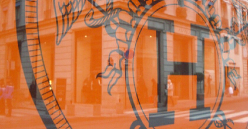 Une vitrine Hermès dans une rue de Paris. Photo: PHB/Agefi