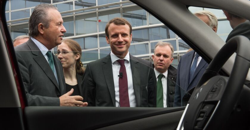 emmanuel-macron-devant-un-prototype-de-voiture-renault-sipa.jpg