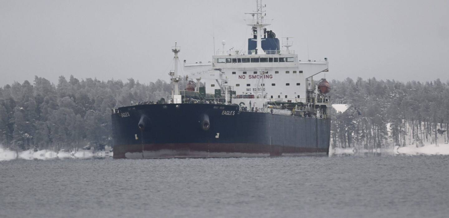 Guerre en Ukraine: Kiev revendique les attaques sur deux navires de la flotte «fantôme» russe