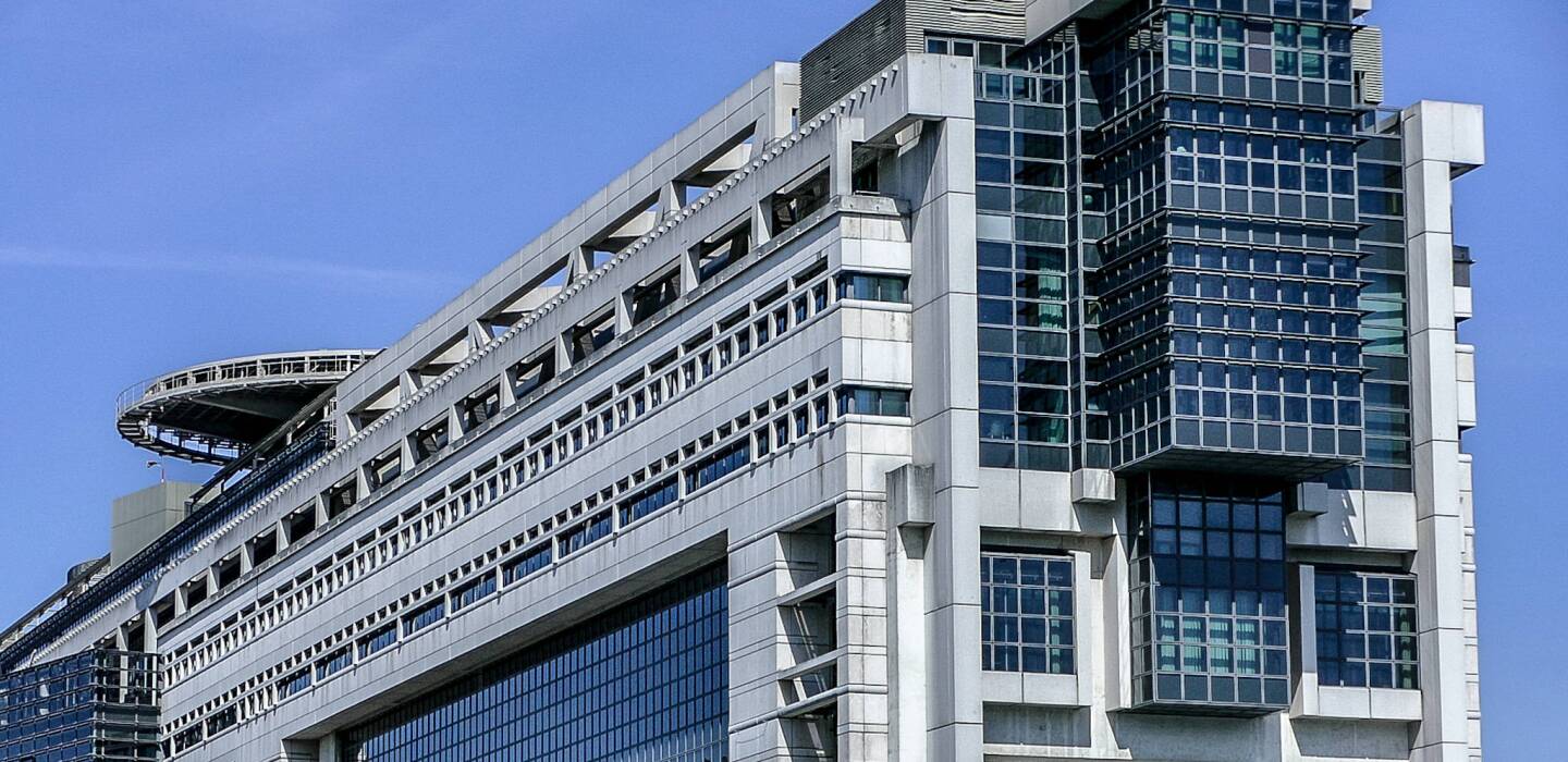 Defense of purchasing power: the policy of small steps