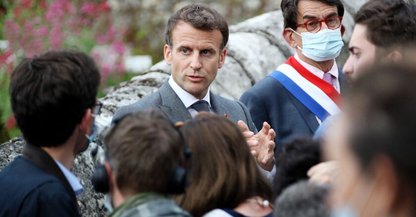 Le president de la Republique  francaise, Emmanuel Macron visite et echange avec les habitants et le conseil municipal de a Saint-Cirq-Lapopie