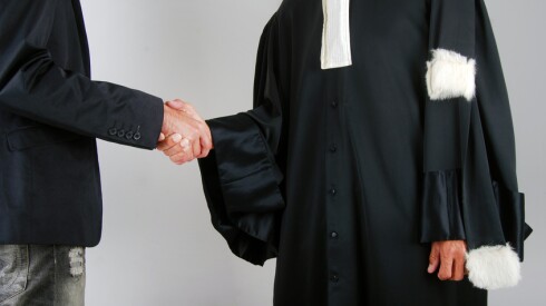 Justice - Avocat et client se serrant la main