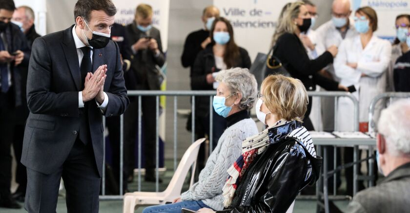 Emmanuel Macron visite un centre de vaccination  a Valenciennes