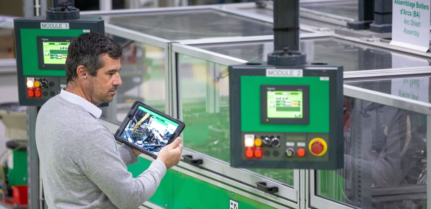 Schneider Electric relève encore ses objectifs pour 2026 après un trimestre record