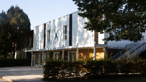 Entrée du Pôle Entrepreneuriat & Innovation de l'Ecole polytechnique / La fibre Entrepreneur - Drahi - X Novation Center