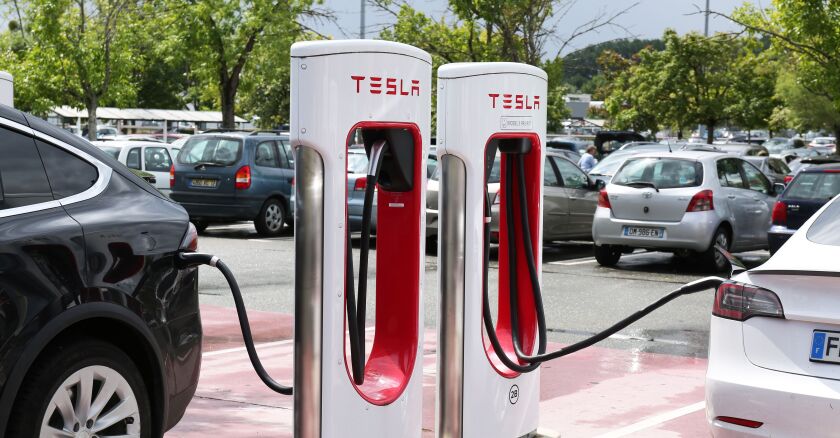 Tesla: station de charge rapide pour voiture electrique