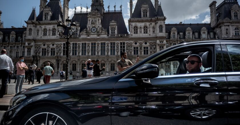 Un chauffeur VTC à Paris.