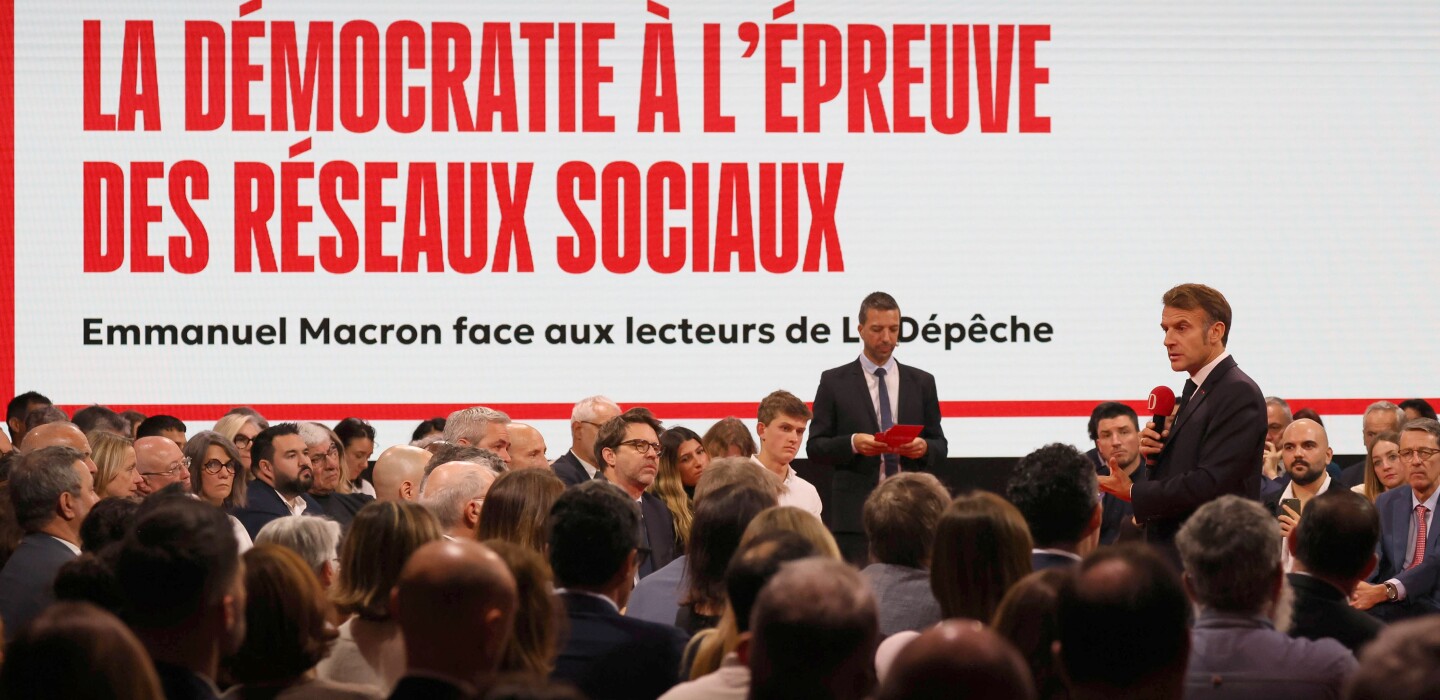 Une nouvelle fois, Emmanuel Macron saborde son combat pour réguler les réseaux sociaux