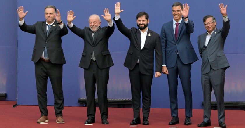 Les dirigeants (de gauche à droite) de l'Uruguay, Yamandu Orsi; du Brésil, Luiz Inacio Lula da Silva; du Chili, Gabriel Boric; de l'Espagne, Pedro Sanchez; et de la Colombie, Gustavo Petro, le 21 juillet 2025 à Santiago du Chili