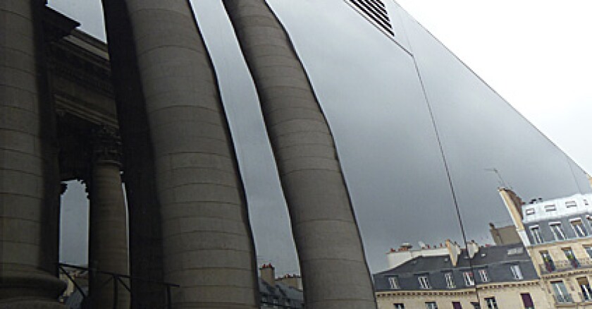 Reflet du Palais Brongniart. Photo: PHB